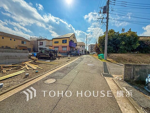 生活利便に優れた住環境に立地し、ゆとりある生活が送れます。(2026年2月撮影)