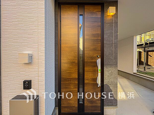 お住まいの顔となる玄関。住まう方のプライドを満たすクオリティを備えています。