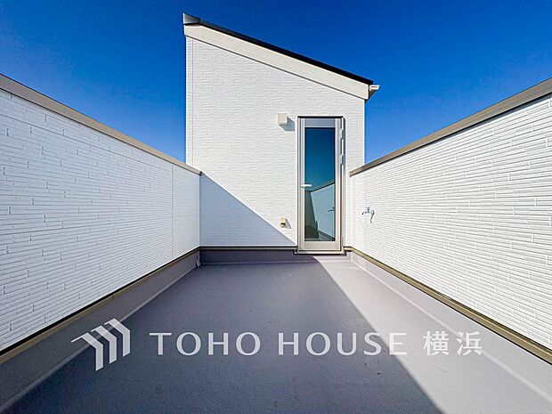 開放感溢れるルーフバルコニー。