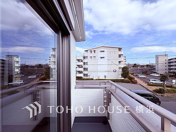 太陽の恵みをたっぷりと受けて、洗濯物も気持ちよく干せそうです。