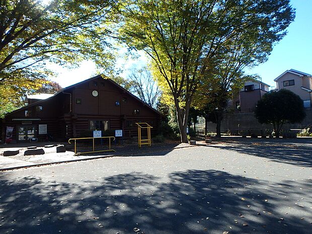 瀬谷中央公園 800m 雨の日もお子様が楽しく遊べるこどもログハウスのある公園。幼児から中学生まで無料で利用できます。