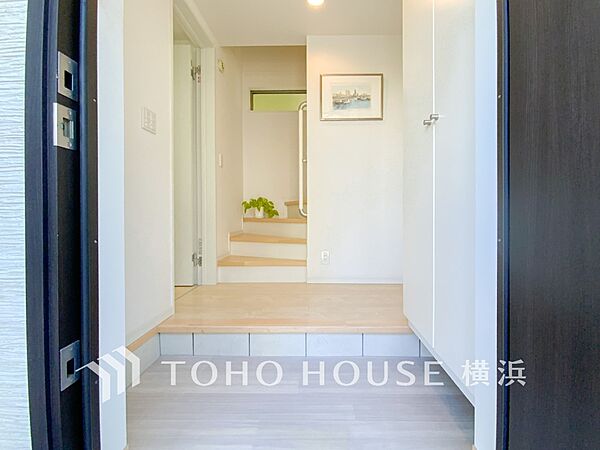上質感漂う玄関と廊下。居住者の帰り、訪れる方を優しく迎えてくれます。