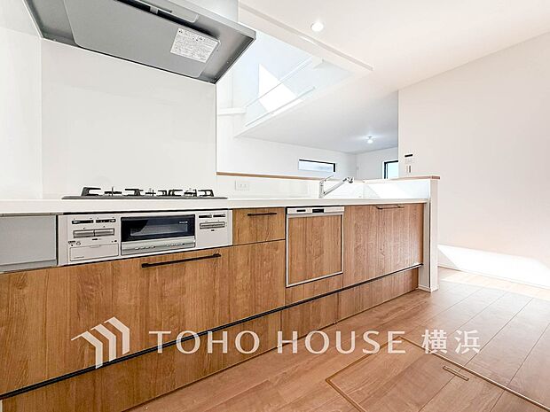 機能性とデザイン性を兼ね備えたシステムキッチン。リビングとの一体感も考慮され、美しい空間が実現。