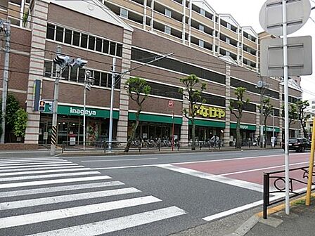 いなげや川崎宮前平駅前店　800m　午前9時半から午後11時まで営業。駅前なので、お出かけ帰りのお買い物にも便利です。 