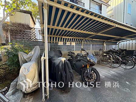 バイク置き場。