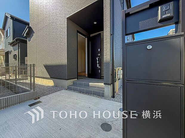 お住まいの顔となる玄関。住まう方のプライドを満たすクオリティを備えています。