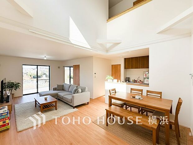 大きな窓から明るい陽射しが射し込む家族みんなの憩いの場。（家具・装飾品はAI加工です）