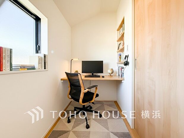 書斎。多目的に使える便利な空間。(家具・装飾品はAI加工です)