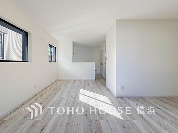 明るく開放的な空間が広がるLDK。室内には豊かな陽光が注ぎ込み、爽やかな住空間を演出。