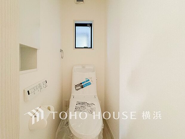 換気と明るさに配慮した、清潔感溢れるトイレ。落ち着いた空間で安らぎのひとときをお過ごしいただけます。