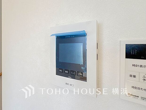 誰が来てもわかる様にモニター付きインターホンを設置。快適と安らぎを合わせた優しい設計。