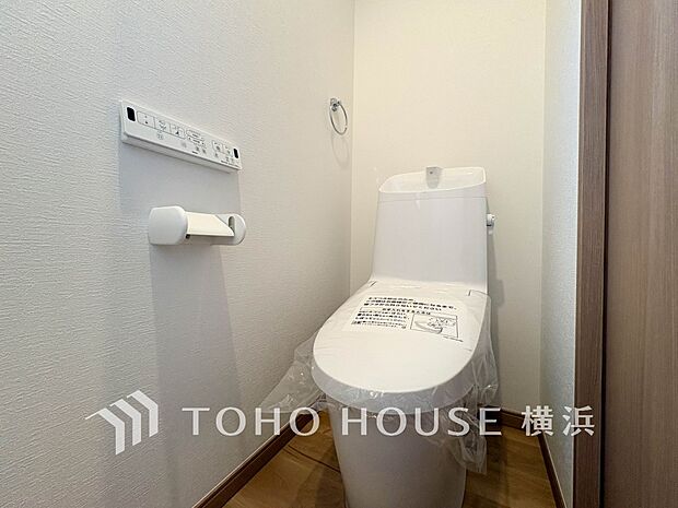 多機能型の温水洗浄付きトイレを標準設置しています。