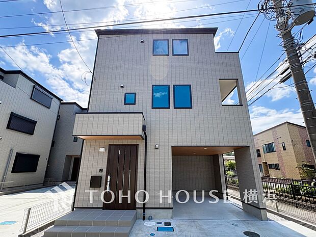 爽やかな青空の下に贅沢なほどに降り注ぐ陽光、豊かな居住性と、クオリティが見事に調和した住空間。