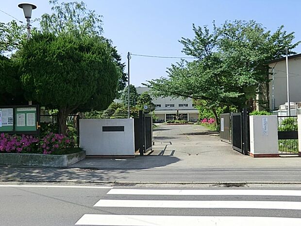 鎌倉市立大船中学校　260m　徒歩4分。部活などで帰りが遅くなっても安心の距離です。 