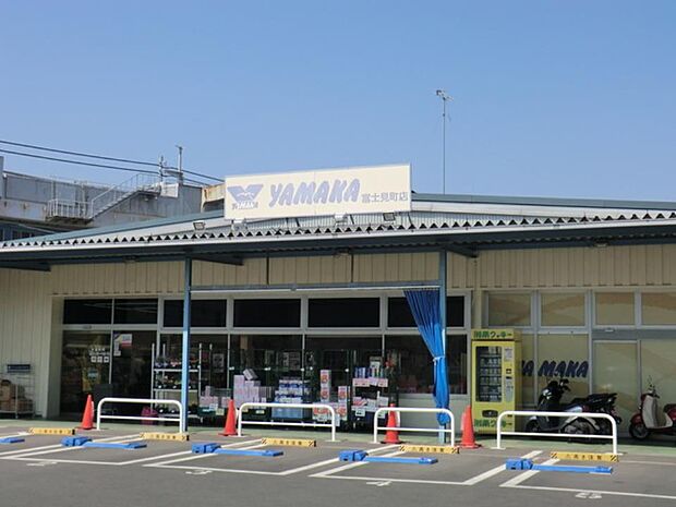 やまか富士見町店 1400m 毎日の食卓を彩る食料品が品揃え豊富に揃います。湘南モノレールグッズも取り扱っています。
