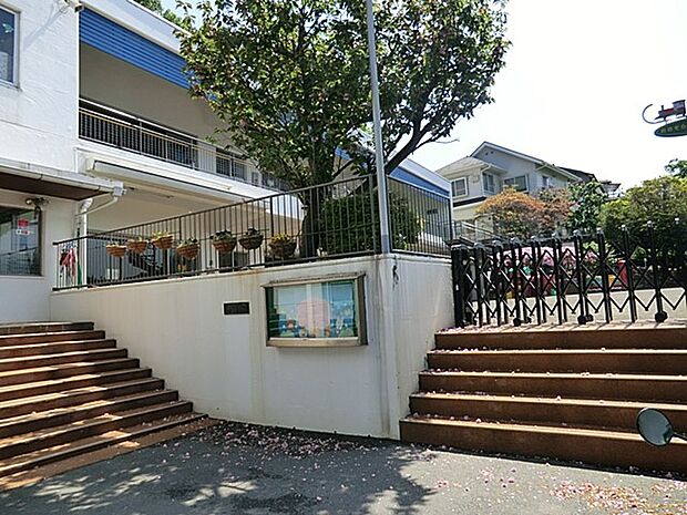 おおぞら幼稚園 500m 栗船山の中腹に南西に面して園舎が建てられ一日中陽射しが射し込み明るい雰囲気。