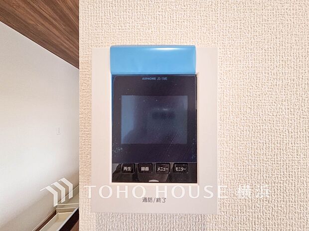 誰が来てもわかる様にモニター付きインターホンを設置。快適と安らぎを合わせた優しい設計。