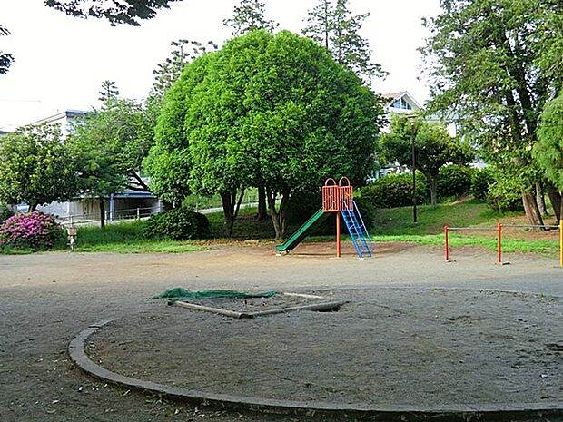 つきみ野5号公園　400m　小さなお子様にも楽しめる緑が溢れる公園です。 