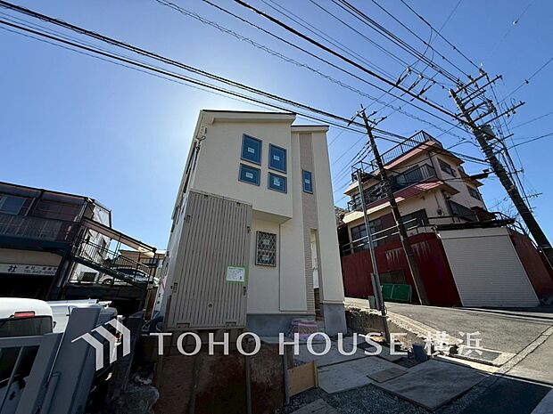 時代の流れに惑わされないシックなカラートーンで街並みに溶け込む外観。（2026年2月撮影）