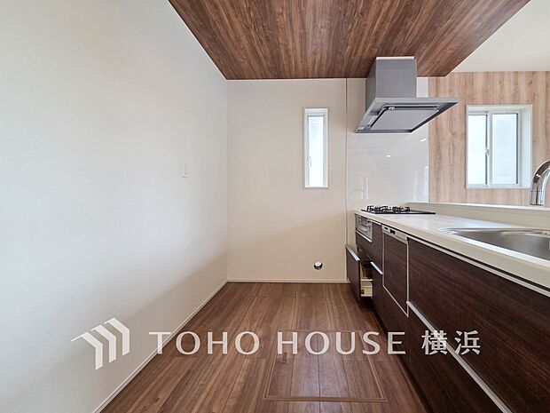 機能性とデザイン性を兼ね備えたシステムキッチン。リビングとの一体感も考慮され、美しい空間が実現。