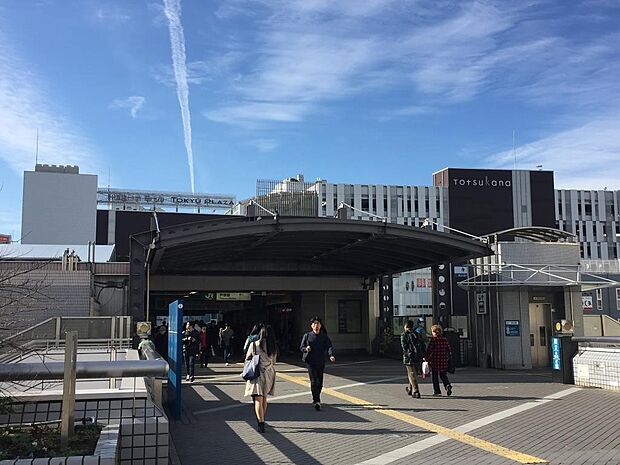 JR東海道本線・横須賀線・湘南新宿ライン・横浜市営地下鉄ブルーライン『戸塚』駅　3600m　JR東海道線・横須賀線・湘南新宿ライン・ブルーラインの4路線乗り入れのビッグターミナル。 