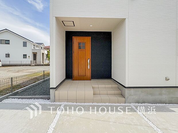 お住まいの顔となる玄関。住まう方のプライドを満たすクオリティを備えています。 