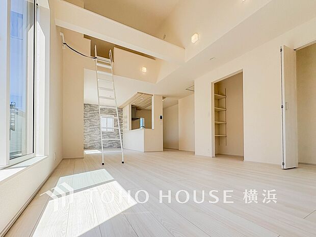 明るく開放的な空間が広がるLDK。室内には豊かな陽光が注ぎ込み、爽やかな住空間を演出。