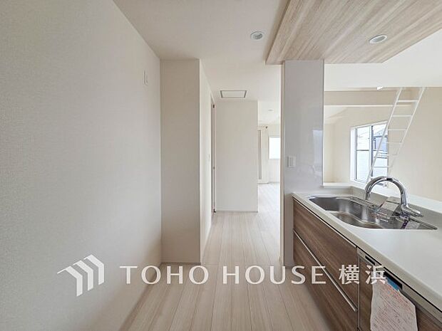 機能性とデザイン性を兼ね備えたシステムキッチン。リビングとの一体感も考慮され、美しい空間が実現。