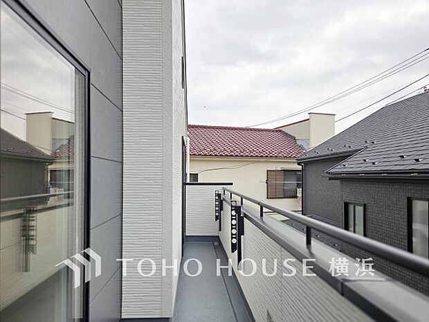 太陽の恵みをたっぷりと受けて、洗濯物も気持ちよく干せそうです。