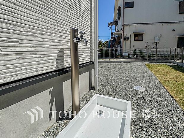 汚れたものや靴なども外で洗えます。窓や網戸の掃除にも直接水を使えて便利です。