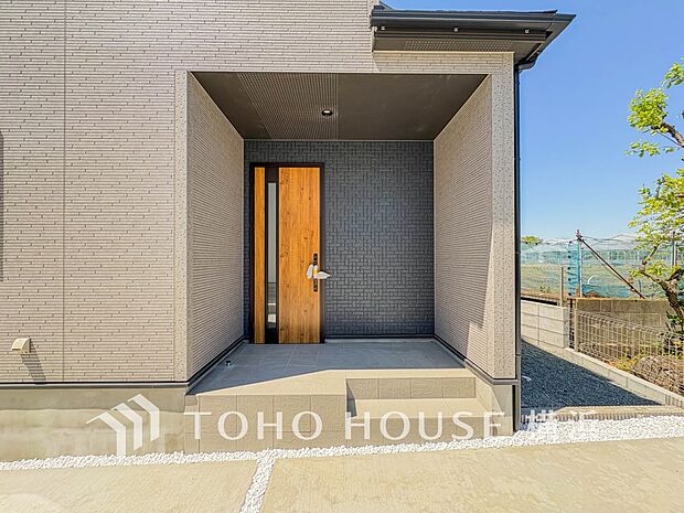 お住まいの顔となる玄関。住まう方のプライドを満たすクオリティを備えています。