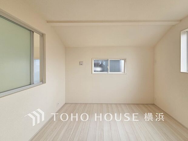 通風・採光にも優れ、心地よい光と風があふれています。プライベートな自分時間を快適に過ごせるお部屋。