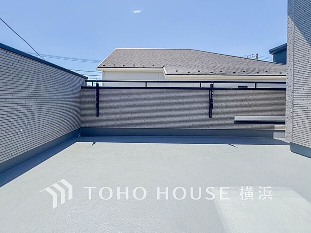 太陽の恵みをたっぷりと受けて、洗濯物も気持ちよく干せそうです。