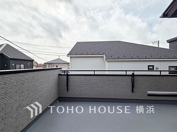 太陽の恵みをたっぷりと受けて、洗濯物も気持ちよく干せそうです。