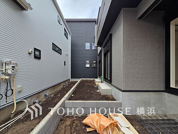 ガーデニングで色とりどりの草花を綺麗に飾ればより一層華やかな空間になります。