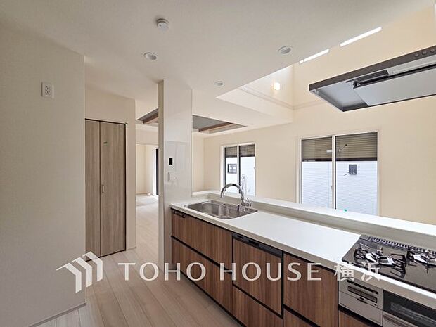 機能性とデザイン性を兼ね備えたシステムキッチン。リビングとの一体感も考慮され、美しい空間が実現。