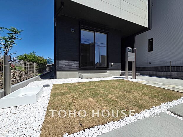 ガーデニングで色とりどりの草花を綺麗に飾ればより一層華やかな空間になります。