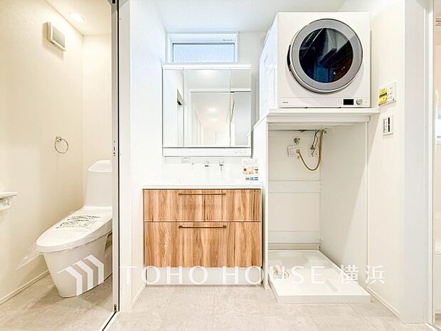 収納たっぷりの洗面台。毎朝身支度で活躍するスペースです。