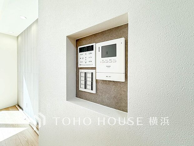 誰が来てもわかる様にモニター付きインターホンを設置。快適と安らぎを合わせた優しい設計。