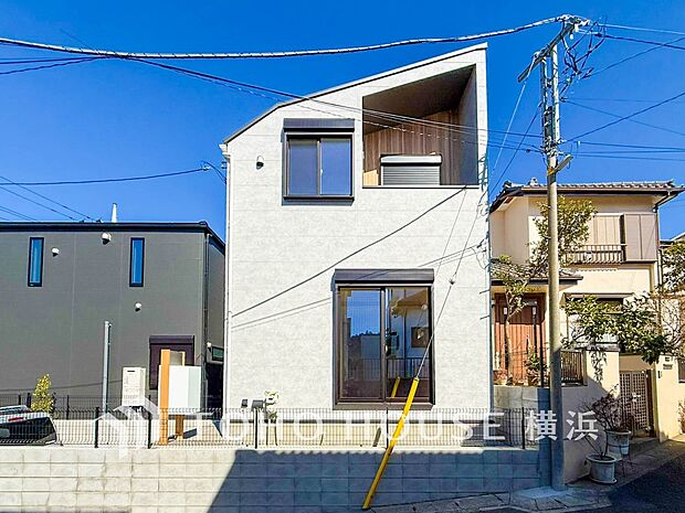 爽やかな青空の下に贅沢なほどに降り注ぐ陽光、豊かな居住性と、クオリティが見事に調和した住空間。
