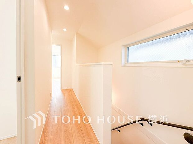 清潔感漂う廊下。各お部屋をつなぐ主要空間として美しく存在しています。