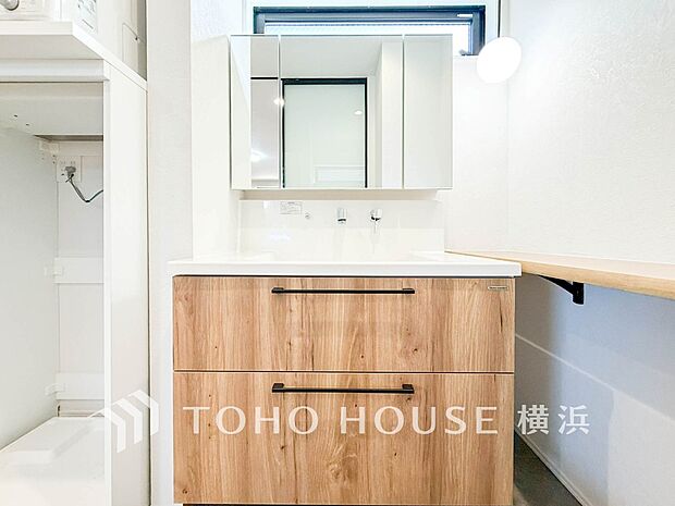 収納たっぷりの洗面台。毎朝身支度で活躍するスペースです。