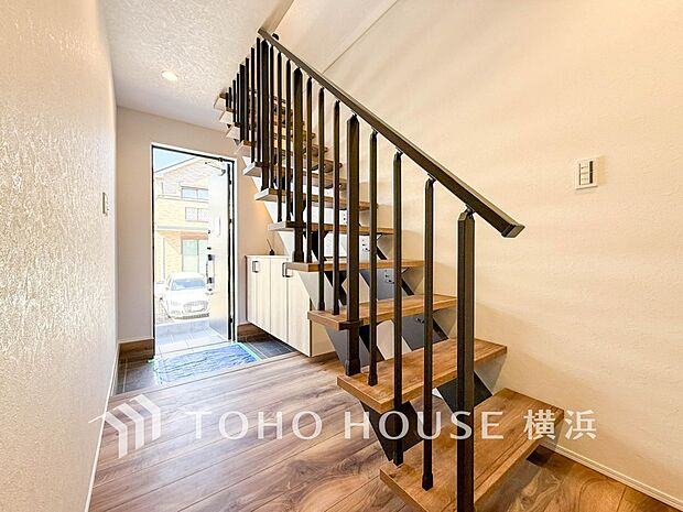 各フロアを結ぶ階段。集いの空間と一人の時間を楽しむプライベートルームをバランスよく繋いでいます。