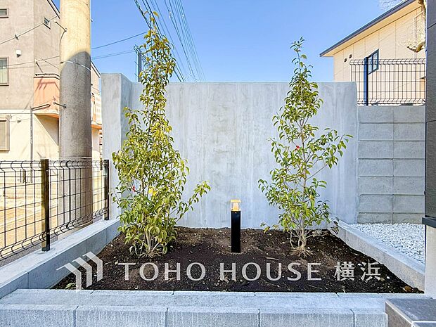 ガーデニングで色とりどりの草花を綺麗に飾ればより一層華やかな空間になります。