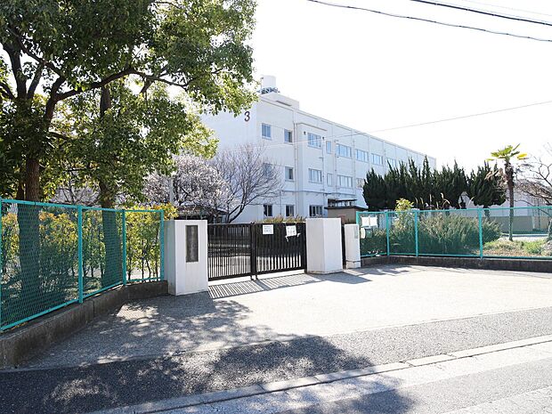 横浜市立金沢中学校　1100m　徒歩14分。部活などで帰りが遅くなっても安心の距離感です。 
