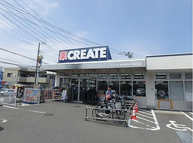 クリエイトエス・ディー金沢釜利谷店　1000m　お薬や日用品はもちろん、冷蔵・冷凍食品・野菜・精肉・お酒などをお手ごろ価格で取り揃える頼もしいお店。 