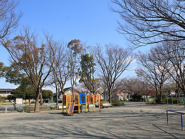 夏山第一公園 290m 広々とした明るい公園。お子様が楽しめる遊具のほか、健康遊具や花壇も多く、きれいに整備されています。