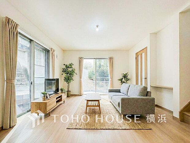 大きな窓から明るい陽射しが射し込む家族みんなの憩いの場。(家具・装飾品はAI加工です)