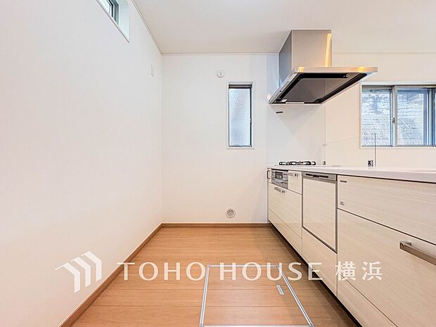 明るい自然光が入るキッチン。家族そろってキッチンに立っても調理がしやすく余裕の広さ。