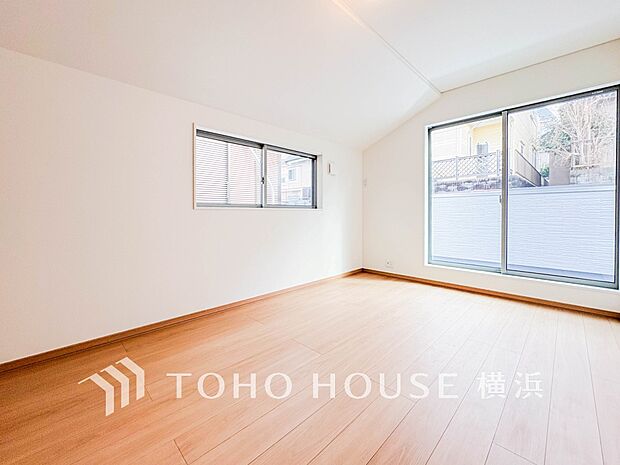 通風・採光にも優れ、心地よい光と風があふれています。プライベートな自分時間を快適に過ごせるお部屋。